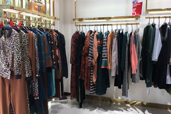 莎梵娜Savina女装店铺形象