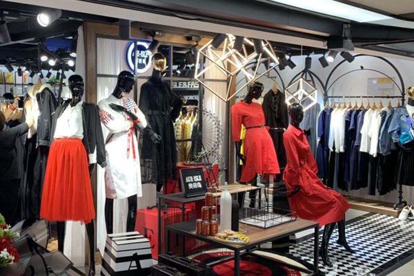 熙悦女装店铺展示