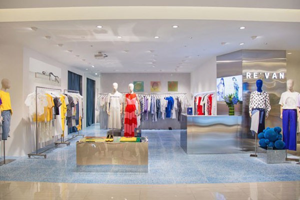 RE'VAN女装店铺展示
