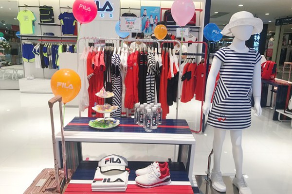 斐乐童装店铺展示