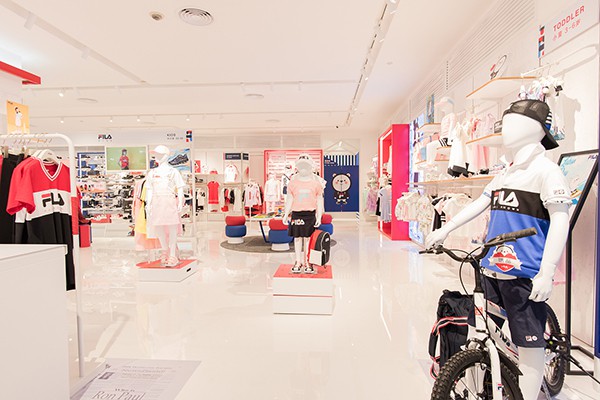 斐乐童装店铺展示