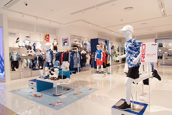 斐乐童装店铺展示