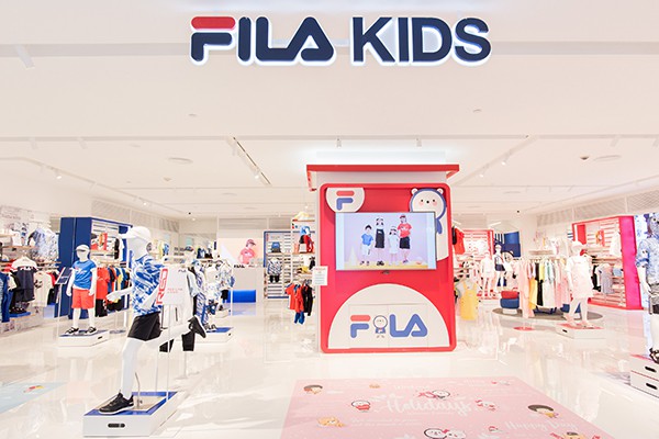 斐乐童装店铺展示