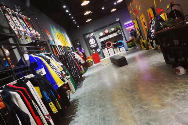 闪电潮牌休闲装店铺展示