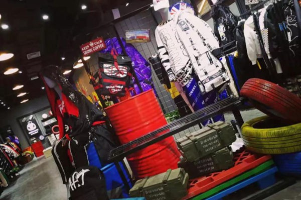 闪电潮牌休闲装店铺展示