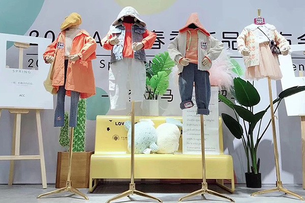 爱西西童装店铺展示