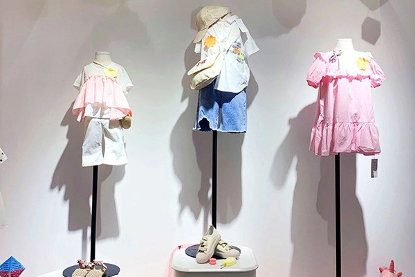 爱西西童装店铺展示