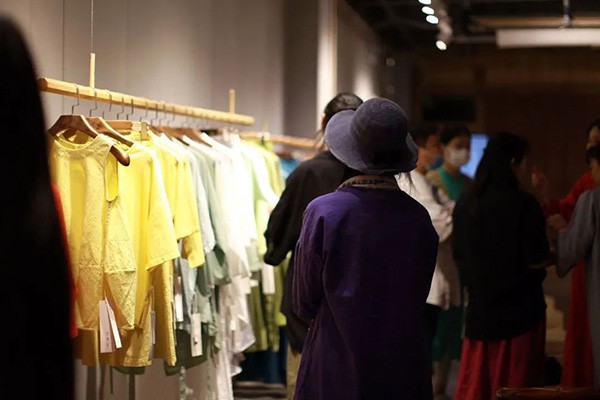 照本堂休闲装店铺展示