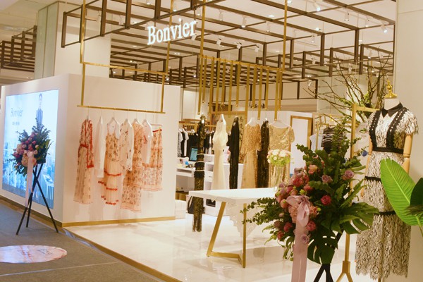 邦唯女装店铺展示