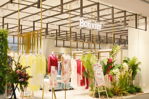 邦唯女装店铺展示