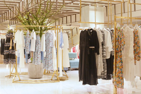 邦唯女装店铺展示