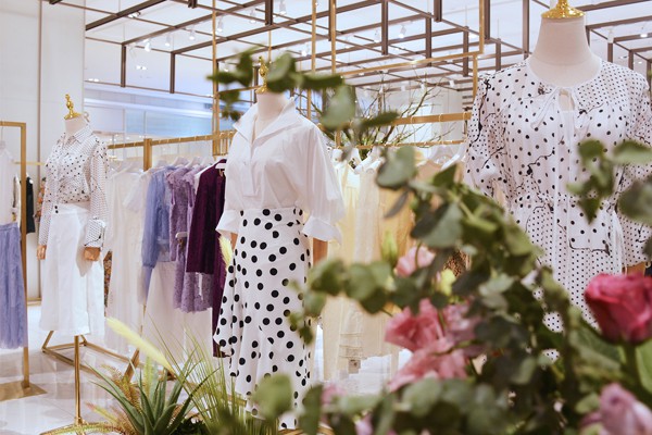 邦唯女装店铺展示