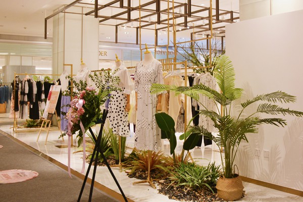 邦唯女装店铺展示