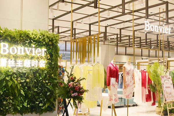 邦唯女装店铺展示