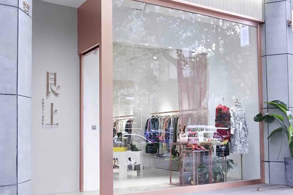 艮上女装店铺展示