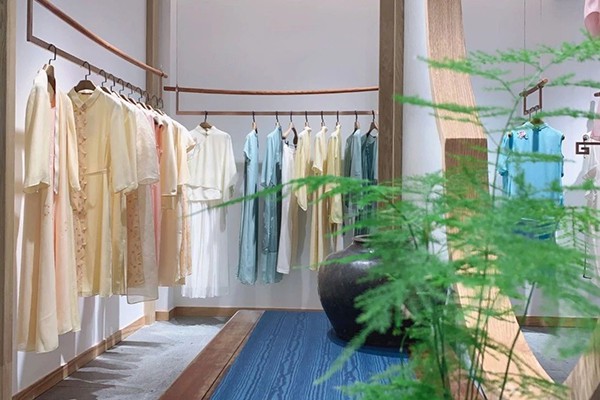 衡韵雅序女装店铺展示