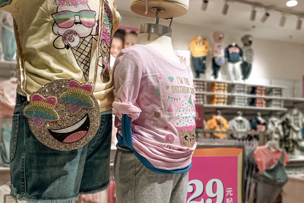 绮童堡童装店铺展示