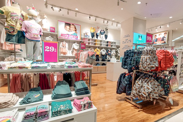 绮童堡童装店铺展示