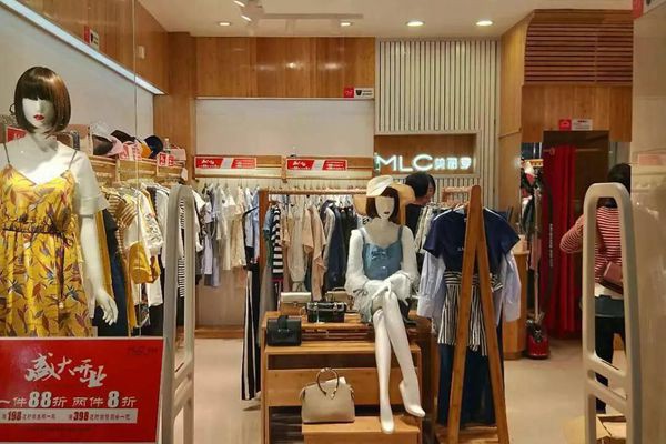 美丽穿女装店铺展示