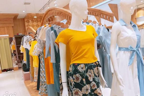 美丽穿女装店铺展示