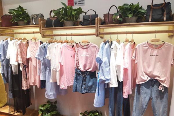 美丽穿女装店铺展示