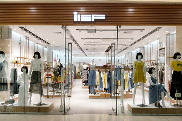 爱依服女装店铺形象