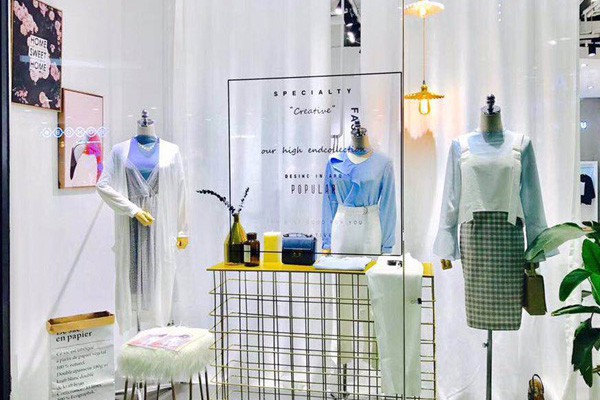 爱惢崎女装店铺形象