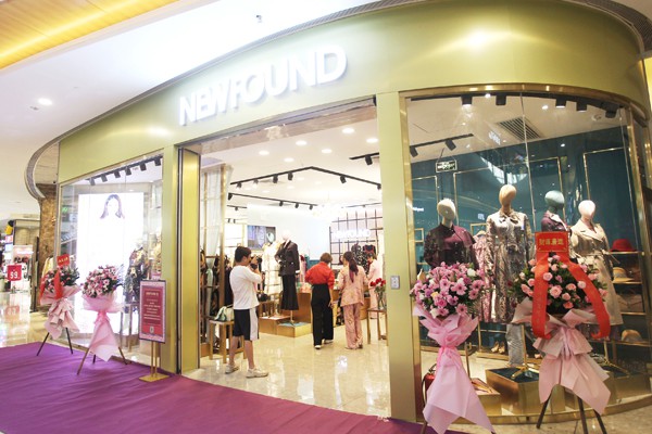 纽方女装店铺形象