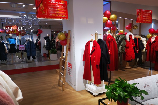 AGEYUTSA女装店铺展示