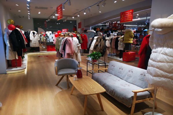 AGEYUTSA女装店铺展示