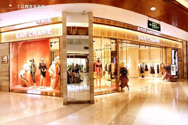 奕辰女装店铺展示