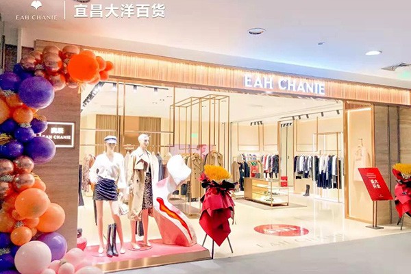 奕辰女装店铺展示