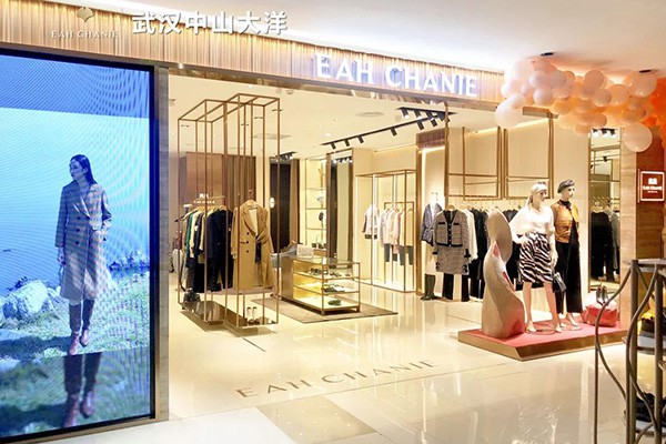 奕辰女装店铺展示