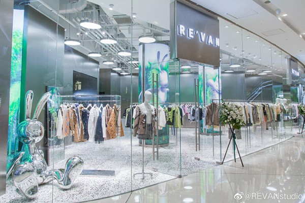 RE'VAN女装店铺展示