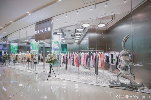 RE'VAN女装店铺展示