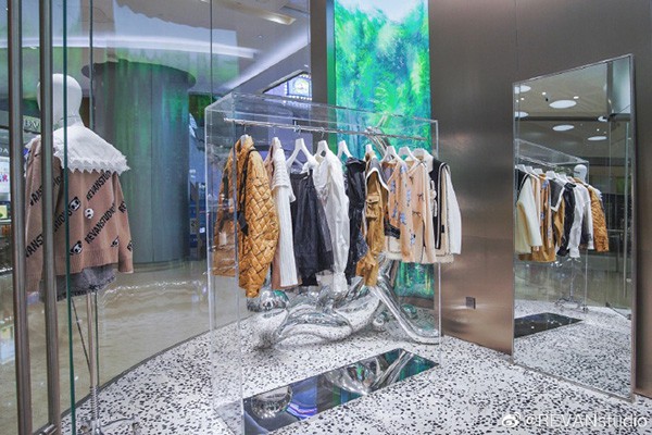 RE'VAN女装店铺展示