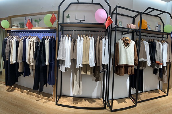 西橙子女装店铺展示