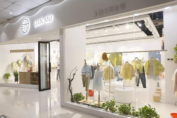 恋沐童装店铺展示