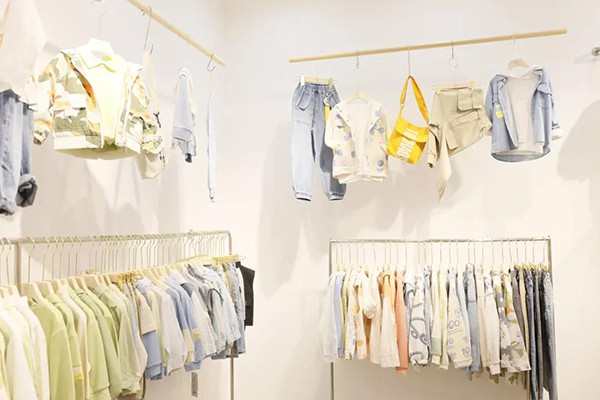 恋沐童装店铺展示