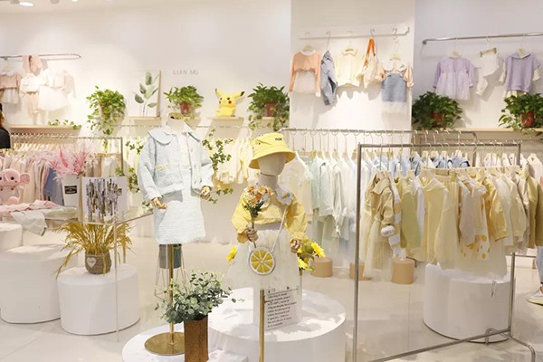 恋沐童装店铺展示