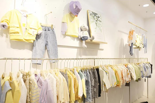 恋沐童装店铺展示