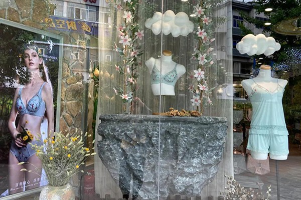 仙都拉内衣店铺展示