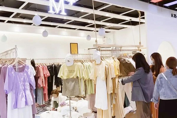 M+IGUJO女装店铺展示