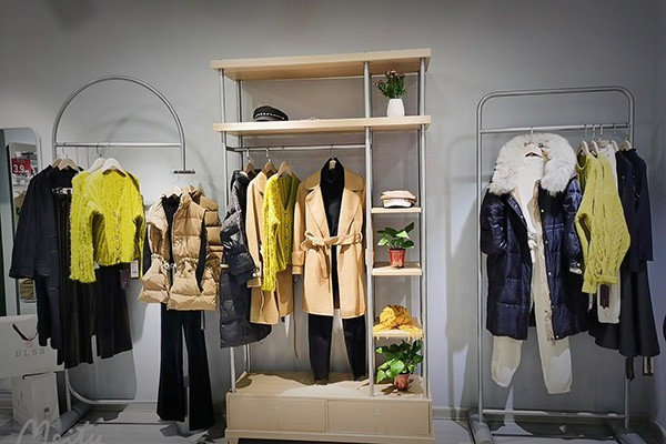 布伦圣丝女装店铺形象