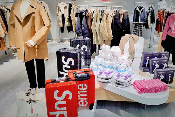 布伦圣丝女装店铺形象