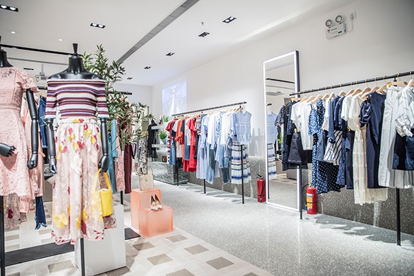 曼娅奴女装店铺形象