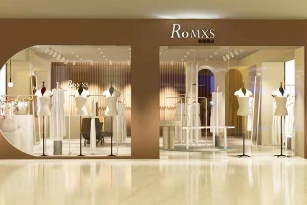 浪漫茜诗女装店铺展示