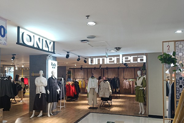 优慕莱咔女装店铺展示