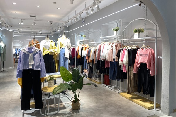 尘艺女装店铺展示