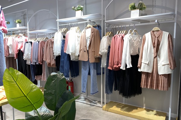 尘艺女装店铺展示